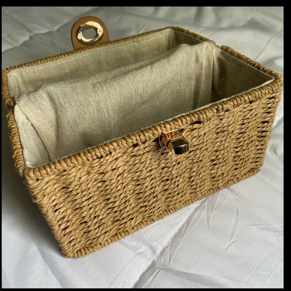 NEW raffia box bag, lined inside. There are no tags but the purse is new. - Picture 2 of 4
